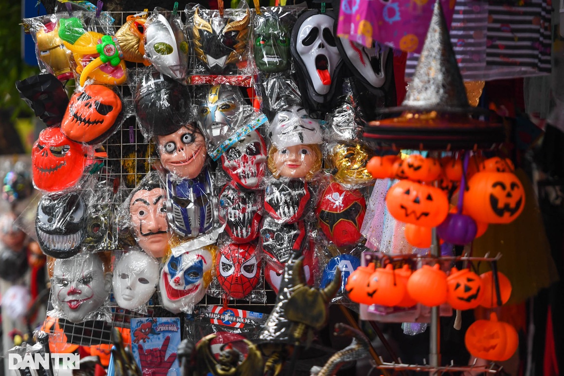 Phố đồ chơi Hàng Mã ảm đạm, vắng khách trong ngày cận kề dịp lễ Halloween - 5 Phố đồ chơi Hàng Mã ảm đạm, vắng khách trong ngày cận kề dịp lễ Halloween - 5