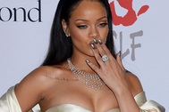 Rihanna gợi cảm với “vòng một” căng đầy