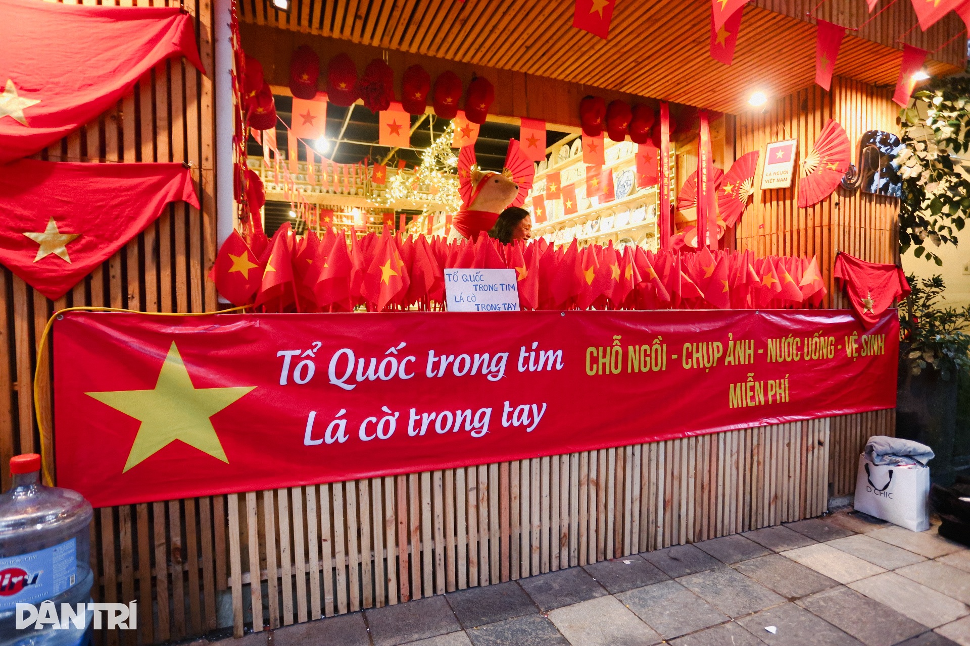 Chủ nhà mở tiệc, cho người dân ngủ nhờ chờ xem diễu binh - 2 Chủ nhà mở tiệc, cho người dân ngủ nhờ chờ xem diễu binh - 2