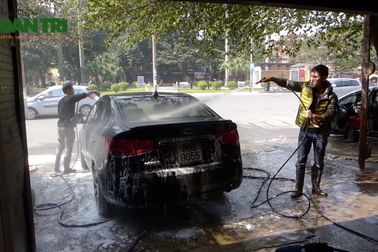 Rửa xe, đánh giày kiếm bộn ngày cuối năm