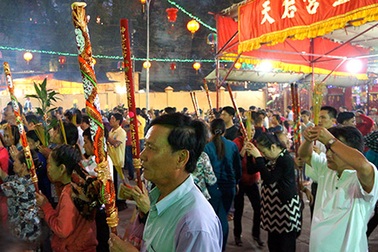 Trắng đêm dâng lễ tại Chùa Bà cầu an