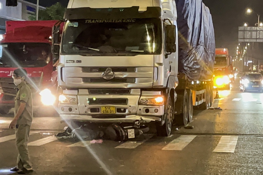 Va chạm xe đầu kéo ở TPHCM, người đàn ông tử vong - 1 Va chạm xe đầu kéo ở TPHCM, người đàn ông tử vong - 1