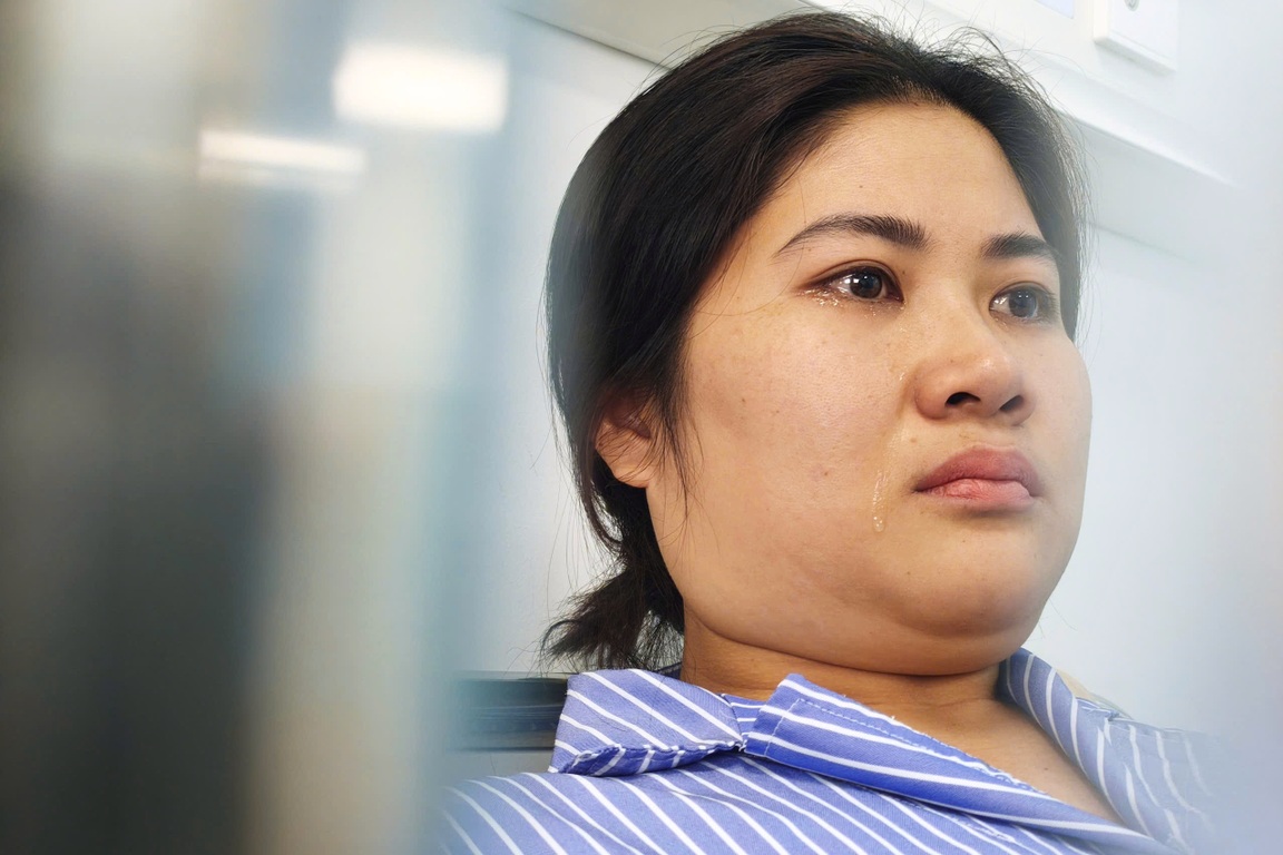 Nhân viên y tế nguy cơ tàn phế bật khóc: “Tôi sợ không còn sức lo cho con”