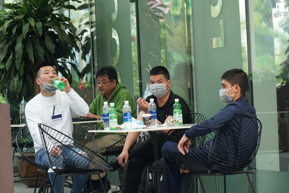 Hành khách, nhân viên đeo khẩu trang kín mít ở sân bay phòng virus corona - 5 Hành khách, nhân viên đeo khẩu trang kín mít ở sân bay phòng virus corona - 5