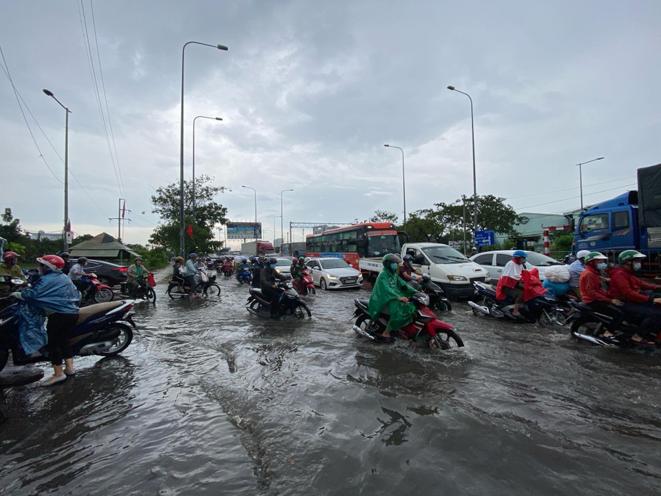 TPHCM: Mưa ngập gây kẹt xe kéo dài ở cửa ngõ về miền Tây - 5 TPHCM: Mưa ngập gây kẹt xe kéo dài ở cửa ngõ về miền Tây - 5
