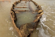 Tàu gỗ cổ ở bãi biển Hội An bất ngờ hiện lên sau bão Kalmaegi