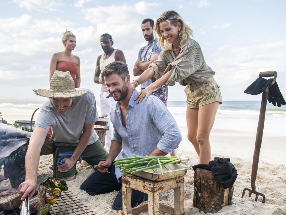 Fans sốc vì mẹ Thần Sấm Chris Hemsworth quá trẻ - 8