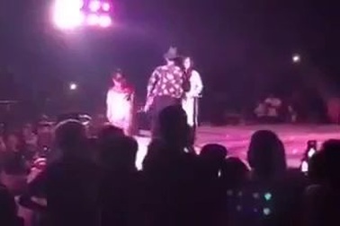 Clip Trường Giang bị khán giả ném chai lên sân khấu