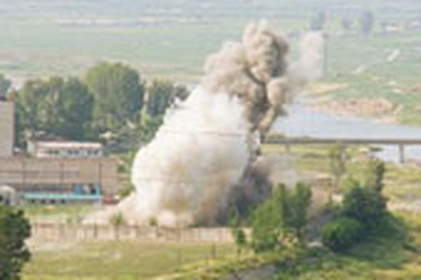 Video: Bình Nhưỡng cho nổ tung tháp lò phản ứng hạt nhân