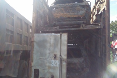 3 ô tô mới coóng cháy rụi trong thùng container