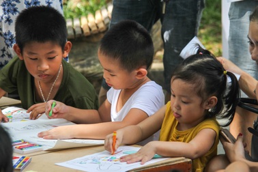 Hàng chục bạn nhỏ hào hứng trong ngày hội “Sắc màu hạnh phúc”