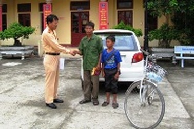 CSGT giúp cháu bé 14 tuổi lạc đường hơn 200km về nhà an toàn