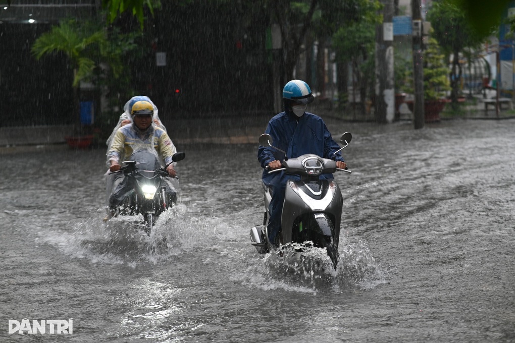 Người dân TPHCM đề phòng gió giật, mưa dông kèm lốc sét từ hôm nay - 1