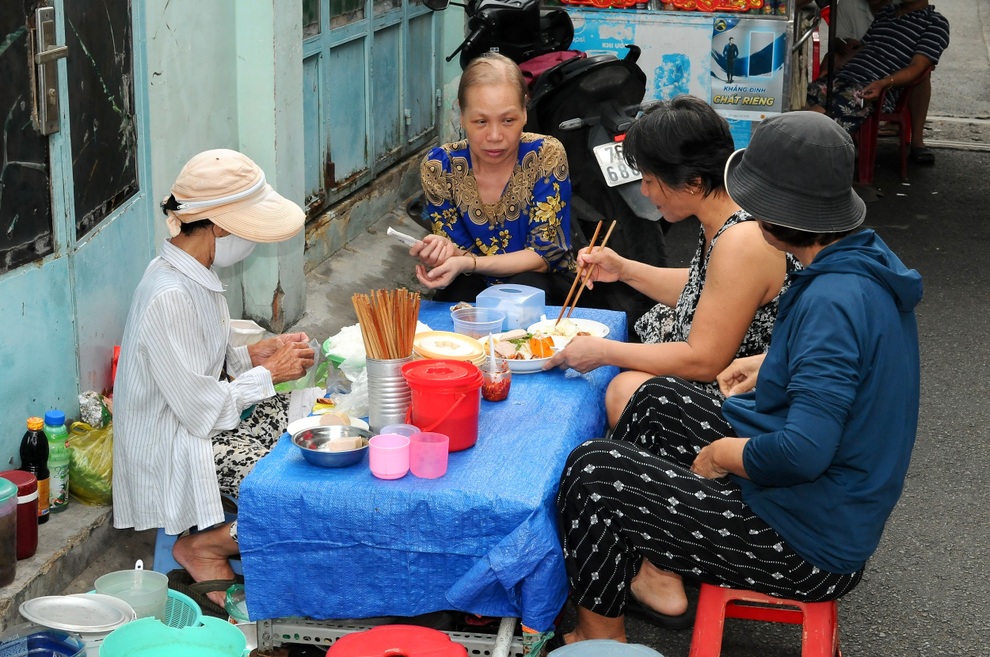 Hàng bánh ướt giá nào cũng bán của người phụ nữ nghèo rớt mồng tơi - 1