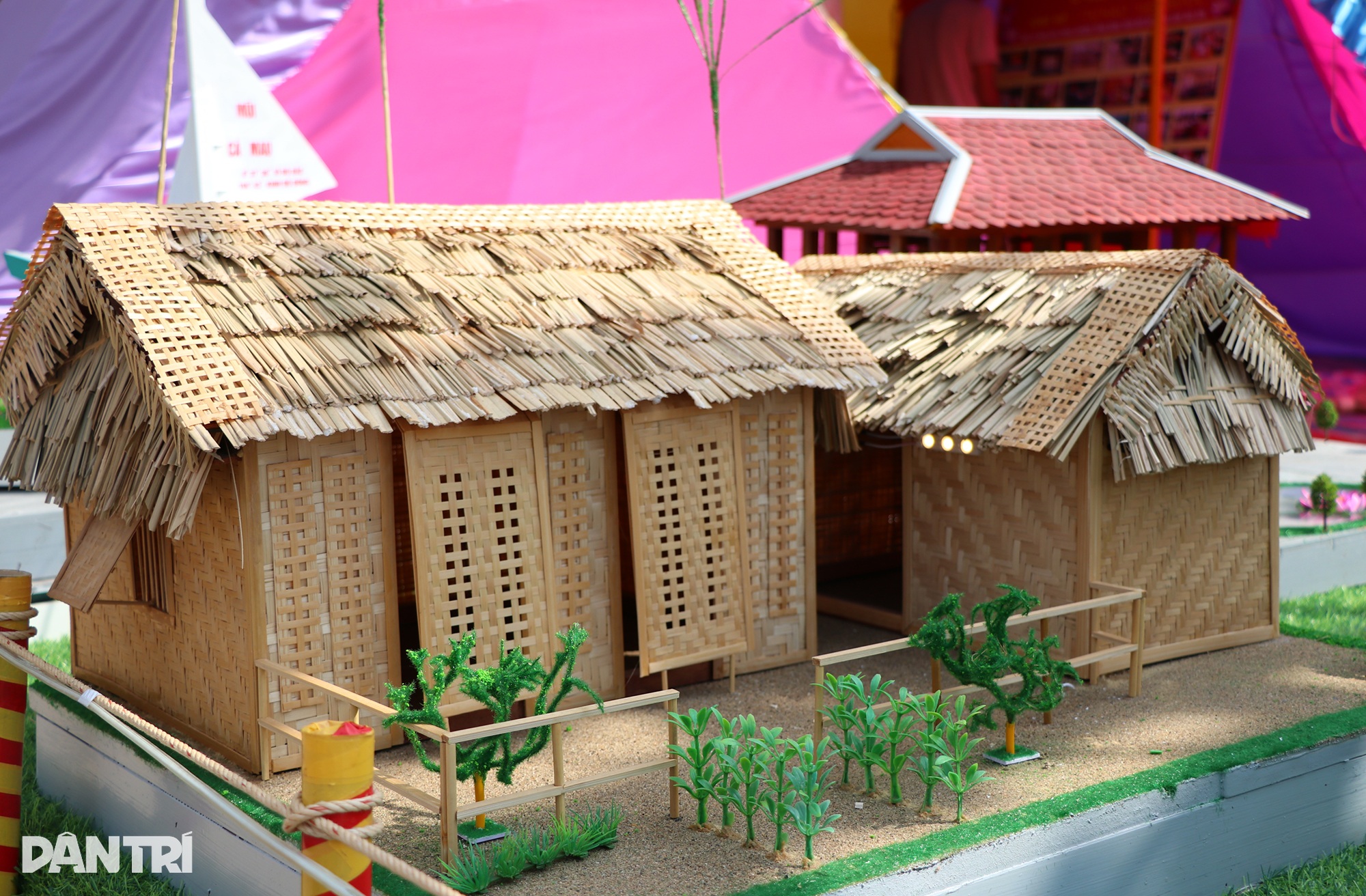 Admirando os produtos das aldeias artesanais que competem no festival realizado a cada 5 anos - 11 Ngắm sản phẩm làng nghề thi tài tại hội trại 5 năm tổ chức một lần - 11