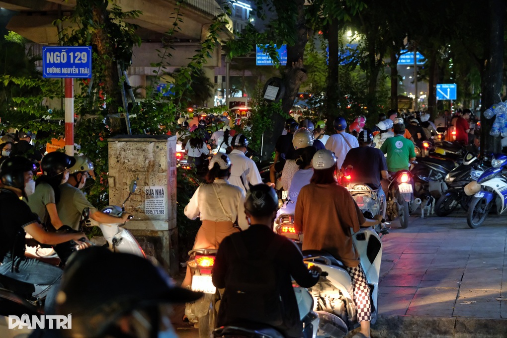 Hà Nội: Biển người chen chúc giờ tan tầm - 10 Hà Nội: Biển người chen chúc giờ tan tầm - 10