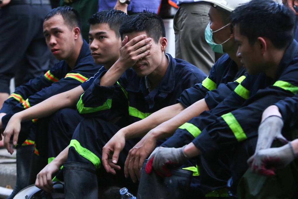 Những chiến sĩ kiệt sức sau đám cháy, đau đớn trước hy sinh của đồng đội - 3 Những chiến sĩ kiệt sức sau đám cháy, đau đớn trước hy sinh của đồng đội - 3