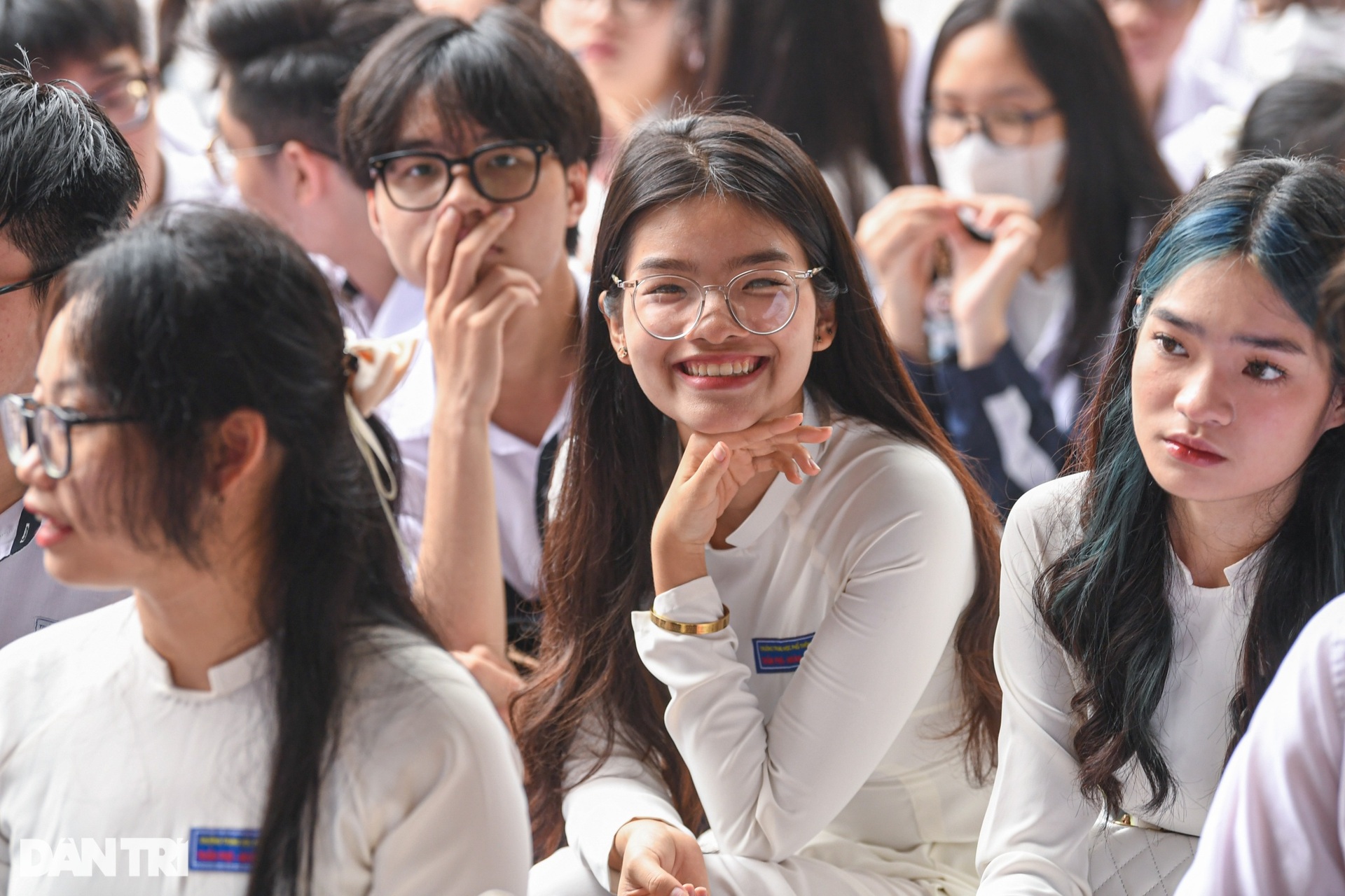Nữ sinh Hà Nội duyên dáng áo dài trong ngày chia tay mái trường - 9 Nữ sinh Hà Nội duyên dáng áo dài trong ngày chia tay mái trường - 9