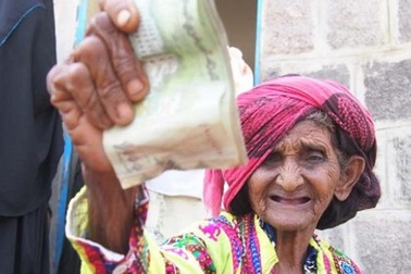 Lạ đời công việc vá tiền rách ở Yemen