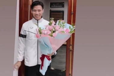 Quế Ngọc Hải lấy hoa đội bóng về làm quà valentine cho vợ