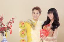 Ca sĩ Chu Bin xuất hiện tình tứ cùng Hoàng Hạnh trong MV đón xuân