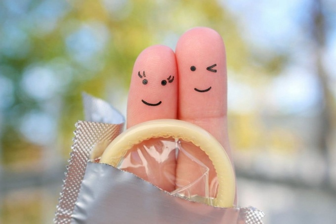 Hãy nói rõ cho trẻ việc sử dụng bao cao su khi quan hệ quan trọng như thế nào.