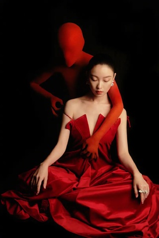 Địch Lệ Nhiệt Ba tái xuất "tuyệt đối điện ảnh" sau 2 năm không đi thảm đỏ - 7