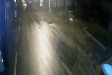 Nhóm thanh niên uống rượu say ra đường ném đá vào ô tô