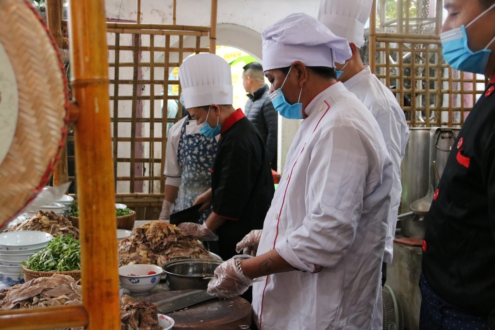 Bô lão 90 tuổi bật mí bí quyết tạo nên món Phở Cồ Nam Định trứ danh - 6 Bô lão 90 tuổi bật mí bí quyết tạo nên món Phở Cồ Nam Định trứ danh - 6