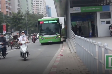 Người Hà Nội dần quen với bus nhanh BRT sau 1 tuần hoạt động