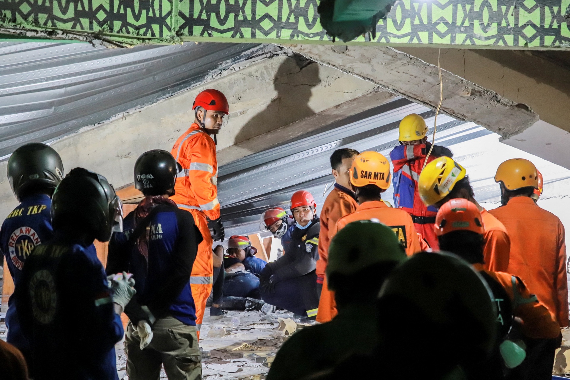 Sập trường học ở Indonesia, 38 người mắc kẹt - 8 Sập trường học ở Indonesia, 38 người mắc kẹt - 8