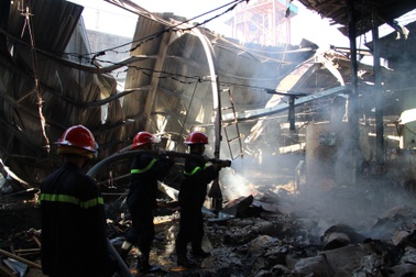 Công ty sản xuất đồ gỗ cháy dữ dội ngày đầu năm