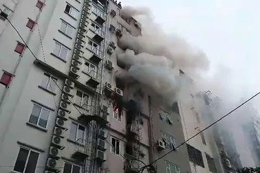 Phía sau ngôi nhà được cho là quán karaoke, khói vẫn tỏa ra cuồn cuộn.