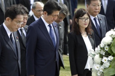 Thủ tướng Nhật Bản Abe cùng Tổng thống Mỹ Obama thăm Trân Châu Cảng