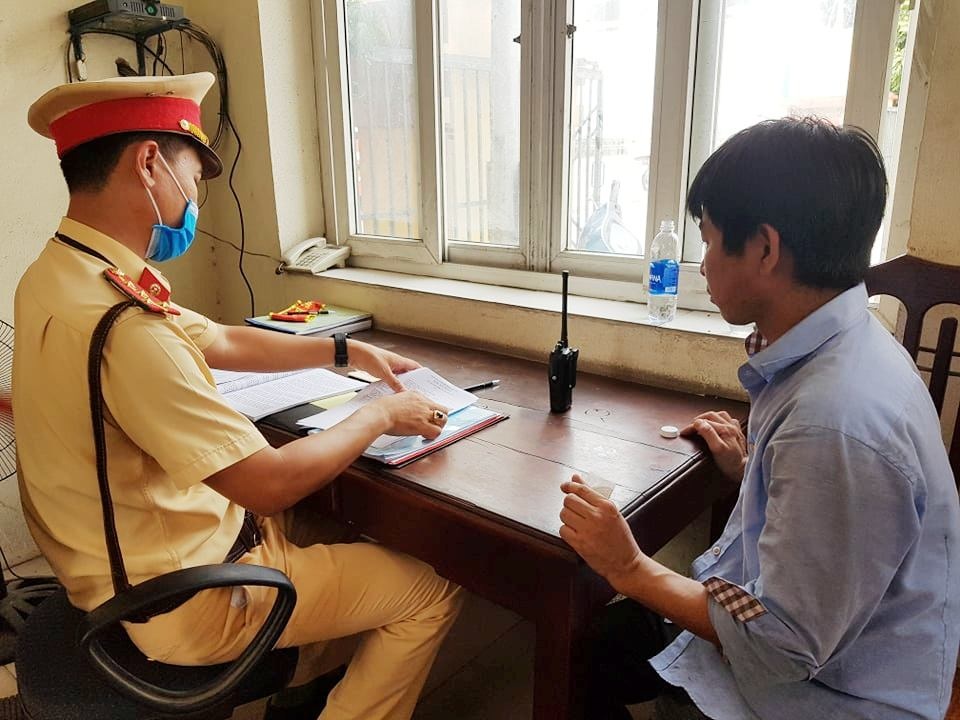 CSGT “bắt tại trận” xe quá tải 155%, tài xế gọi cứu viện bất thành - 3 CSGT “bắt tại trận” xe quá tải 155%, tài xế gọi cứu viện bất thành - 3