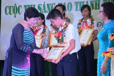 Học sinh sáng tạo “máy bóc vỏ dừa” thay sức người