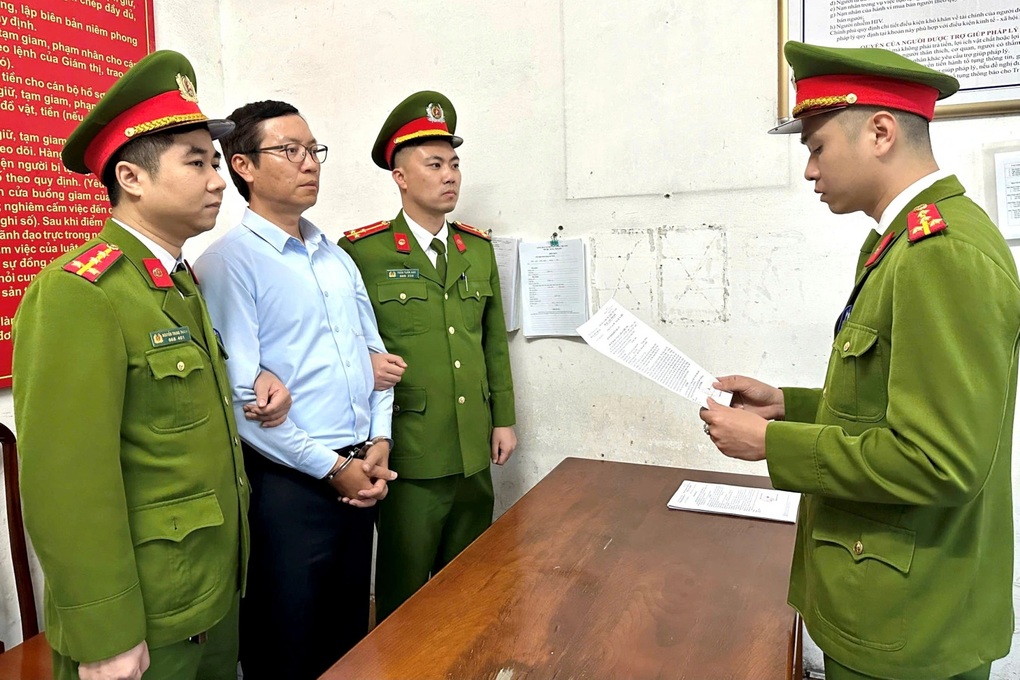 Nguyên Tổng giám đốc Công ty cổ phần xi măng Hạ Long bị bắt - 1 Nguyên Tổng giám đốc Công ty cổ phần xi măng Hạ Long bị bắt - 1