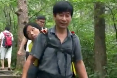 Cảm động người chồng cõng vợ tàn tật du lịch khắp nơi