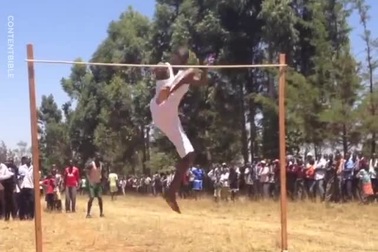 Kịch tính những màn tranh tài tại cuộc thi nhảy cao nghiệp dư