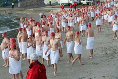 Hơn 700 người tham gia “lễ hội bơi” khỏa thân giữa ngày đông chí