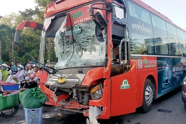 Xe khách bị tông văng tại điểm chờ đèn đỏ, 5 người bị thương