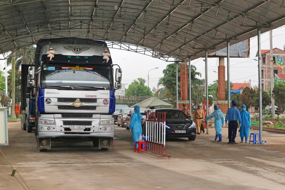Gần 20 người trốn trên 5 xe chở lợn để qua chốt kiểm dịch - 1 Gần 20 người trốn trên 5 xe chở lợn để qua chốt kiểm dịch - 1