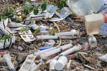 Bơm, kim tiêm... đổ tràn lan ra bãi rác
