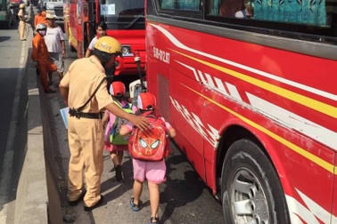 CSGT dỗ dành 40 trẻ mầm non sau sự cố tai nạn