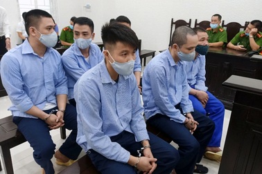 Đưa bạn gái của quản lý quán hát đi qua đêm, nam thanh niên bị cướp ô tô