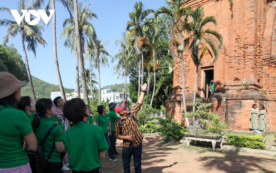 Hướng dẫn viên, nhân sự cứng ngành du lịch chuyển nghề vì mưu sinh - 1 Hướng dẫn viên, nhân sự cứng ngành du lịch chuyển nghề vì mưu sinh - 1