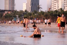 Người dân Đà Nẵng đi tắm biển từ tờ mờ sáng sau nới lỏng giãn cách