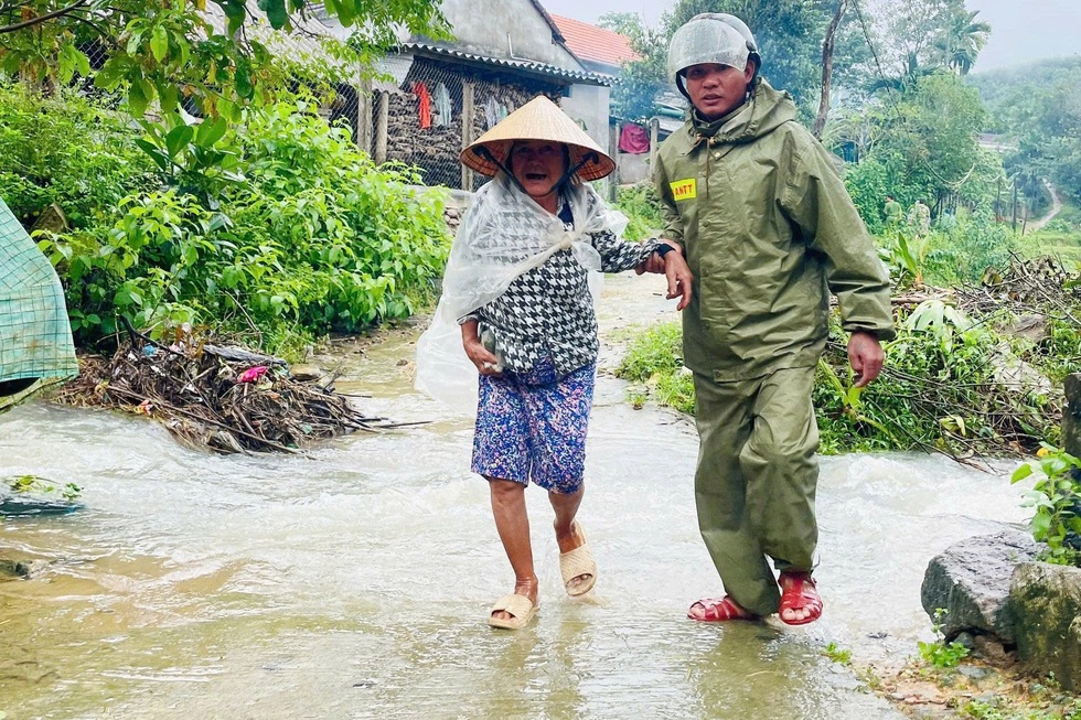 Diễn biến mưa, lụt tại các tỉnh thành miền Trung - 5 Diễn biến mưa, lụt tại các tỉnh thành miền Trung - 5