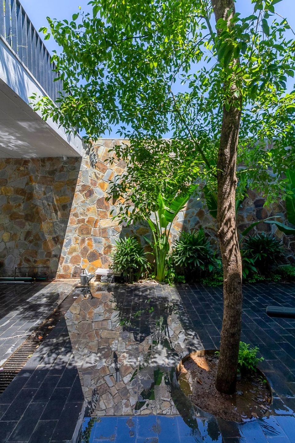 Ngỡ ngàng biệt thự ở Ninh Bình giấu cả khu vườn xanh mát bên trong - 7 Ngỡ ngàng biệt thự ở Ninh Bình giấu cả khu vườn xanh mát bên trong - 7