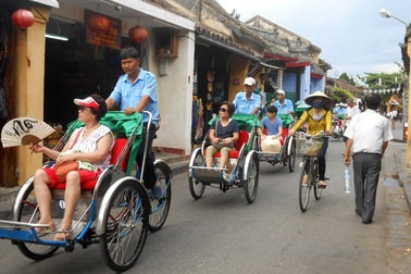 Đến Hội An, khám phá phố cổ bằng xích lô